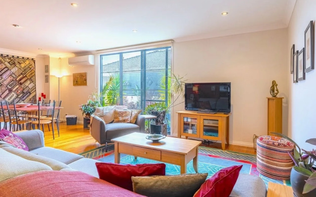 StayCentral - Tranquil Townhouse