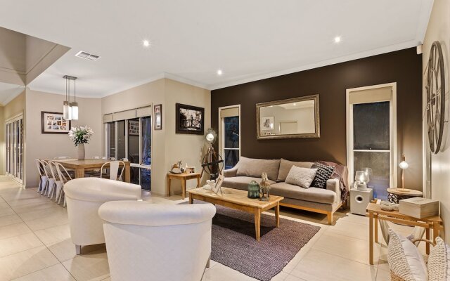 Resort Style Home near Airport & CBD – Guest Rooms – Hendra