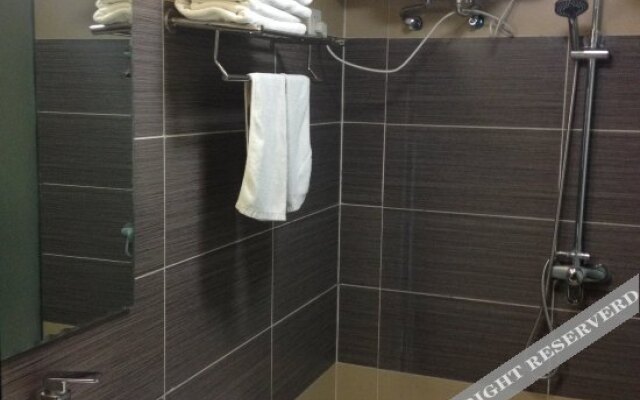 Ziyouren Holiday Hotel (Zhashui Passenger Terminal Branch)