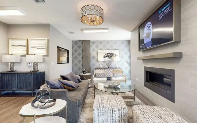 Modern Luxury Apartment w/ Private Balcony