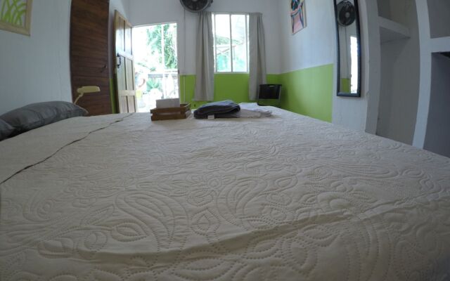 Esterillos Beach House Hostal