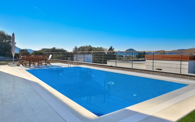 Important Group Villa Ata