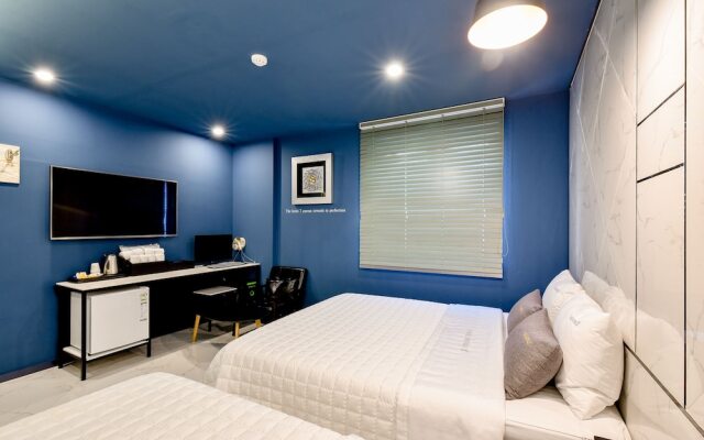 The SWEET Hotel