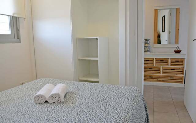 Apt with Sea View & Pool 5