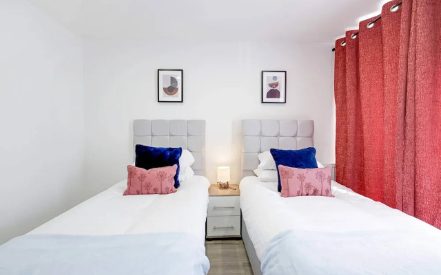 Luxury 1 & 2 bed Apartment free parking