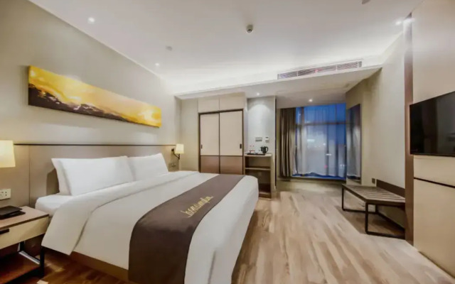 Homeinn Plus Hotel (Danyang Glasses Industrial Park Railway Station)