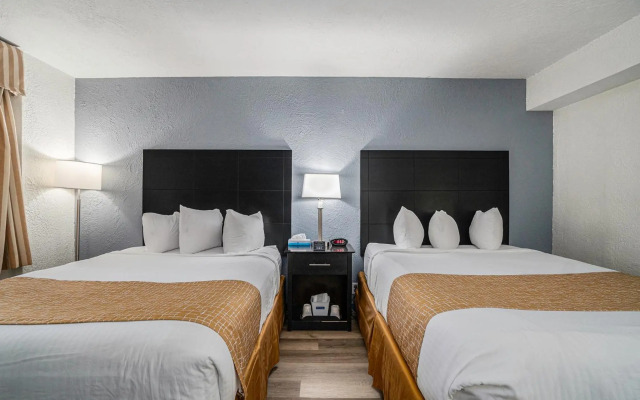 Travelodge by Wyndham Traverse City MI