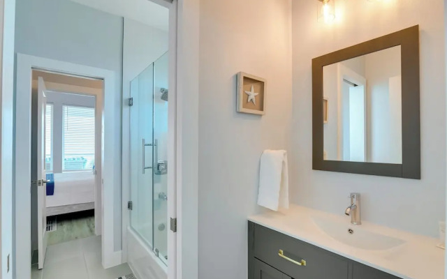 Steps to Beach: Vibrant House in Galveston!