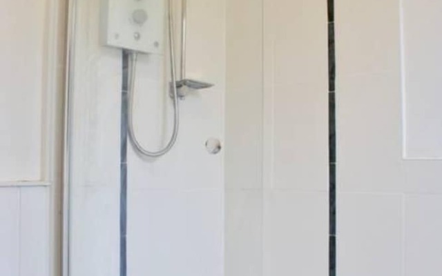 2 Bedroom Flat In Comely Bank