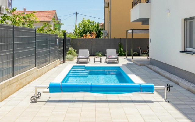 NEW apartment with POOL near center WITH 2 PARKING