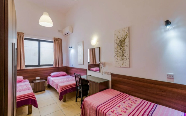 Getawaysmalta - Blue Harbour Seafront 3-bedroom Apartment in St Paul's Bay