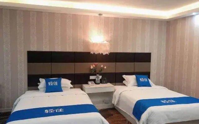 Loft Holiday Hotel (Lianyungang Minzhu Road Old Street Branch)