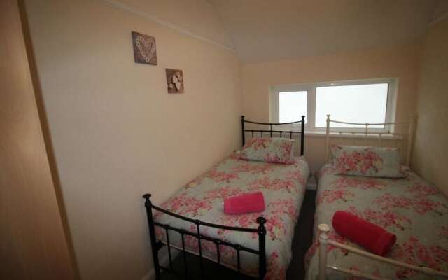 Heol Booker 4 Bedroom House by Cardiff Holiday Homes