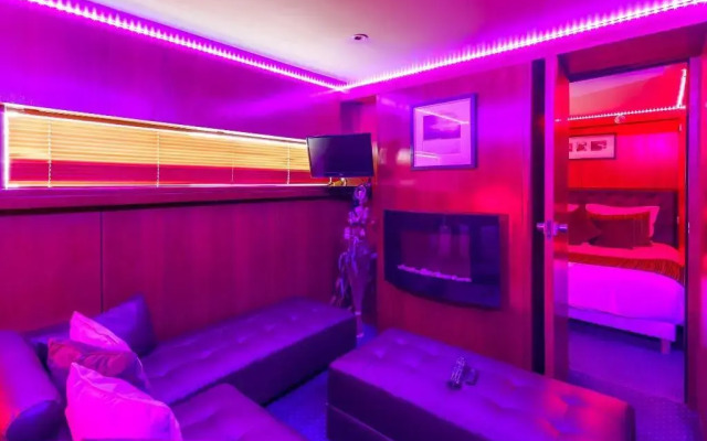 VIP Paris Yacht Hotel