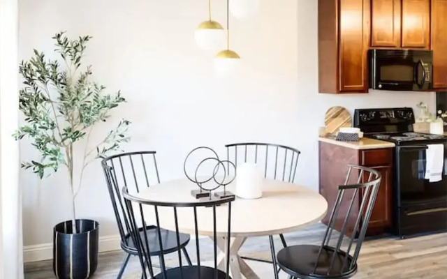 Stylish Old Town 2 Bdrm Ground Floor Condo