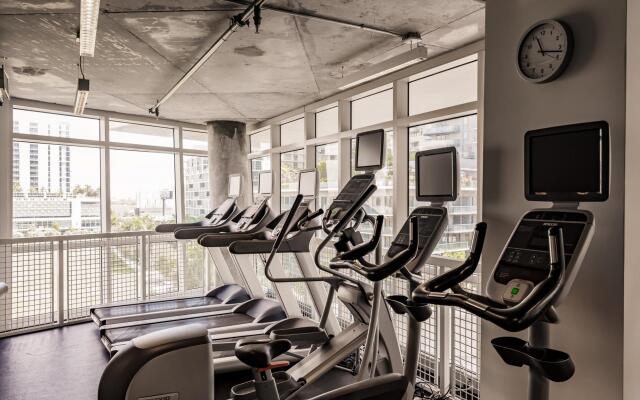 Hang Ten- Large Townhome, lux amenities, parking