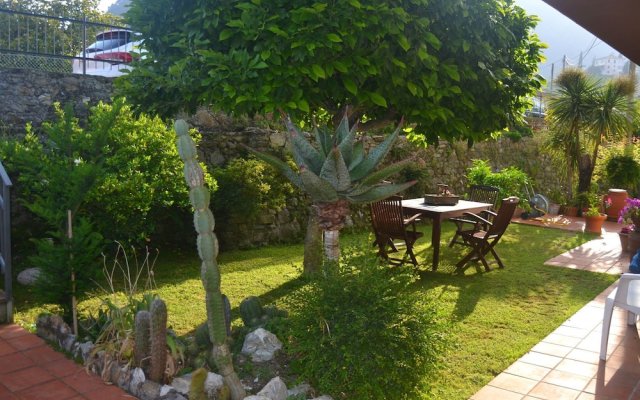 Valley View Apartment in Ameglia near Historical Center with Garden