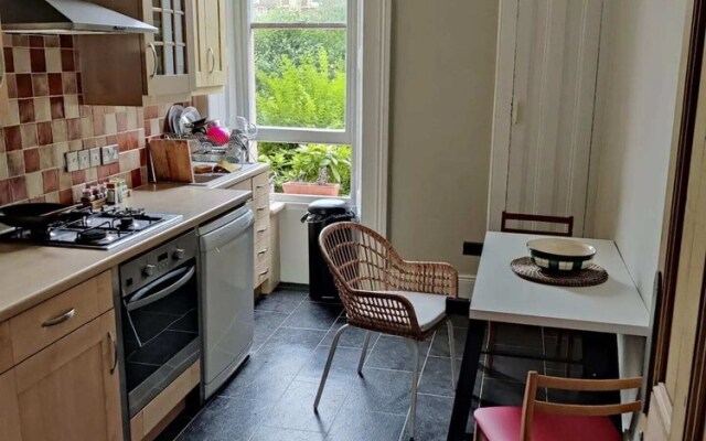 Serene 2 Bedroom Apartment in Clifton
