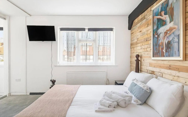 c Bright and Spacious House