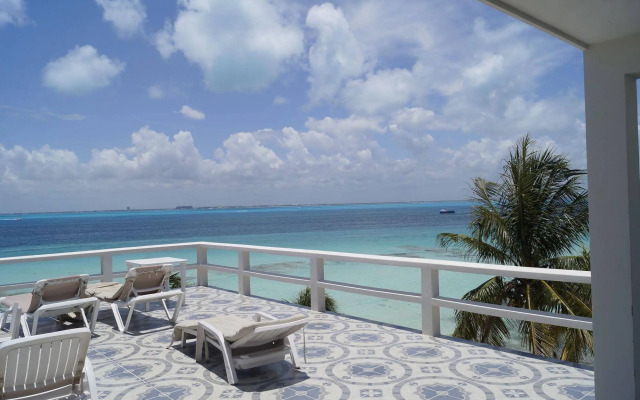 Chichis and Charlies Beachfront