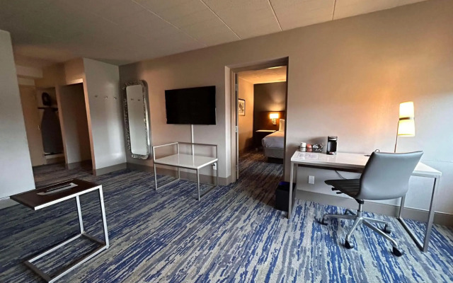 Skyline Hotel Detroit Airport, SureStay Collection by BW