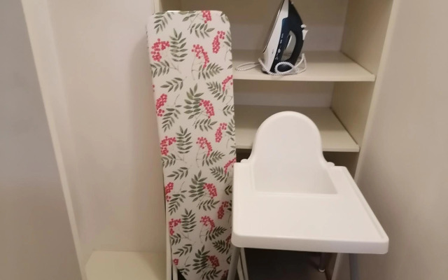 Keskustan kaksio parvekkeella, ilmastoitu.