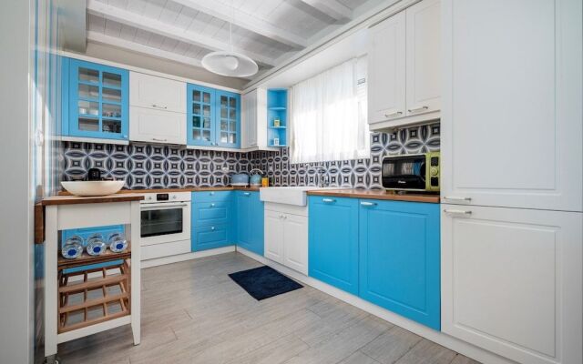 Seabreeze Villa - with Jacuzzi & heated pool