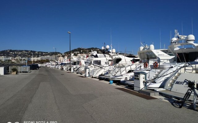 Ferretti 36 ' Bateau à Quai Vieux-Port Cannes Festival La Croisette