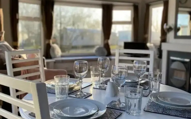 Immaculate 2-bed Static Caravan Near the Lake