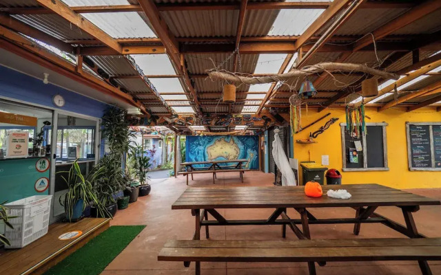 Ozzie Pozzie Backpackers