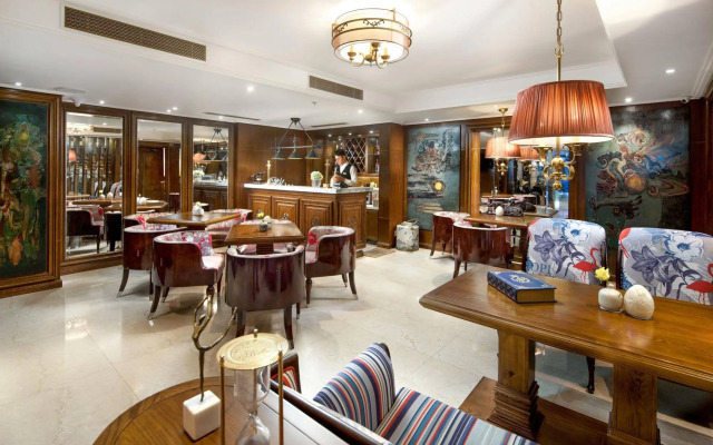 Peridot Gallery Classic Hotel