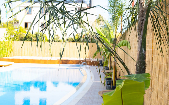 Esquire Hotel & Lounge