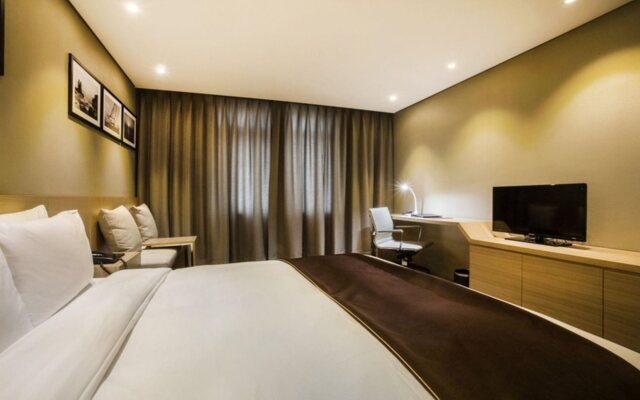 The Central Plaza Hotel