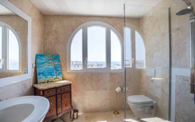 Art Deco Apartment terrace by Weekome