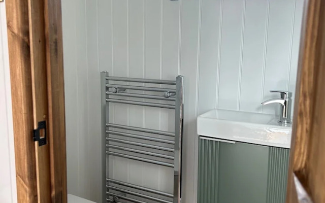 Fernlea Luxury Shepherds Hut - Sleeps 2 & Hot Tub