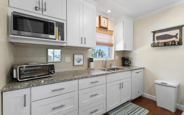 Colony Beach Club 204