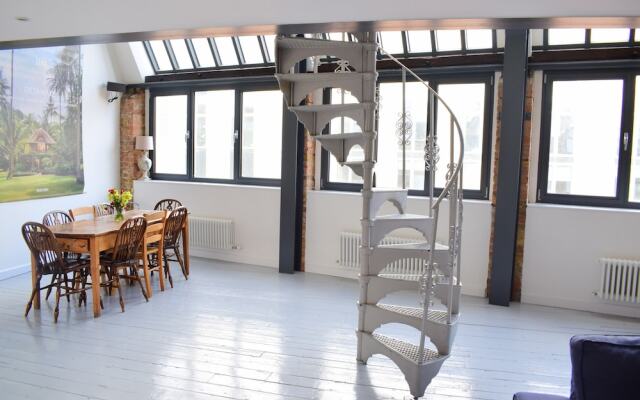 2 Bedroom Loft Flat in Hammersmith