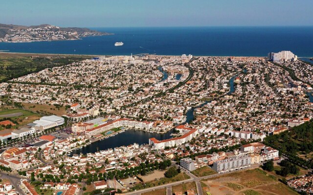 Peaceful Holiday Home with Private Pool in Empuriabrava