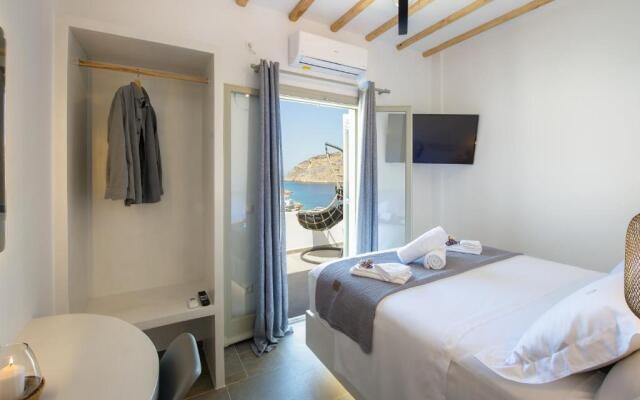 Droufakos’ home, Lux seafront apartment w. View