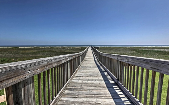 Pointe West Family Retreat: Balcony & Ocean Views!