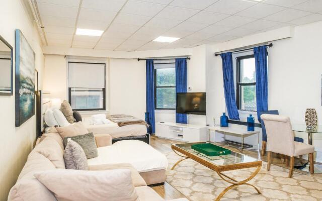 Beautiful Studio + Train | Theatre District | Evonify