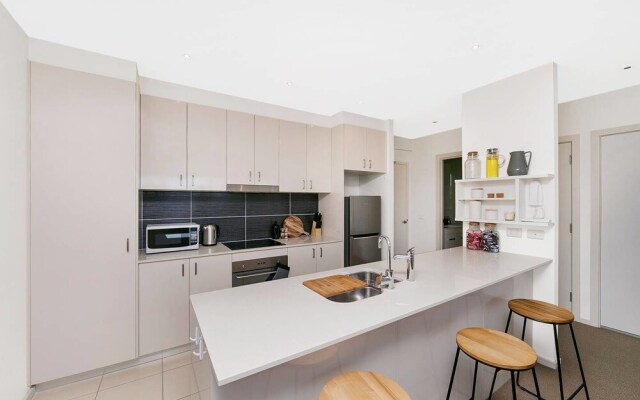 City Central Designer Apartment with Parking