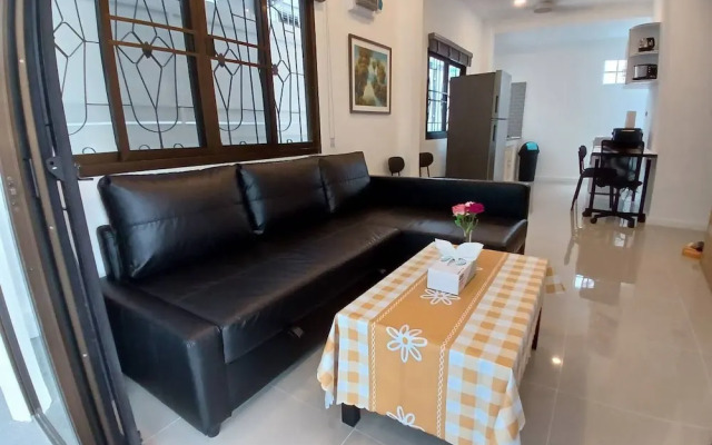White House With 2br-1bath Near Kathu Water Fall