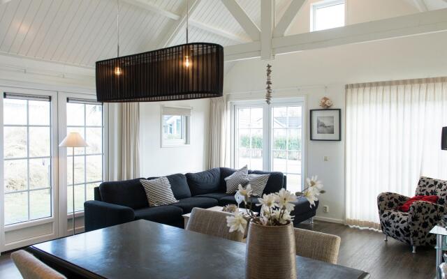 Thatched Holiday Home With two Bathrooms Near the Sea