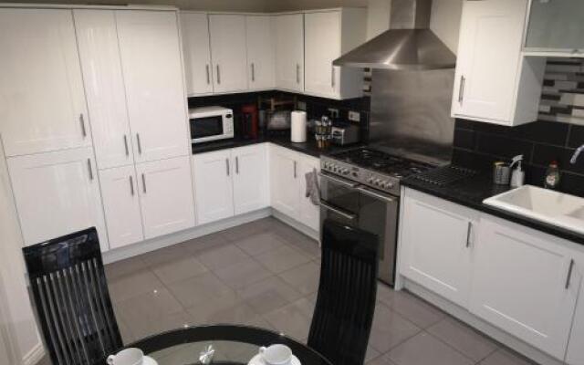 Nightingale Gardens - 4 Bed Detached House - Manchester