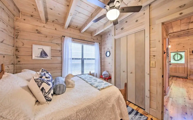 Treetop Hideout w/ Long-range Mountain Views!