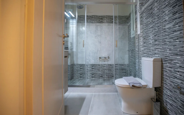 Luxurious 4 Bdrm 3Bath Apt 1- Athens