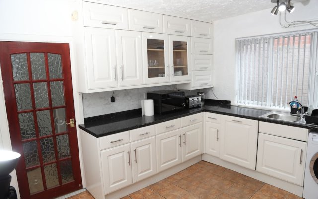 Cosy 3-bed Bungalow NEC Airport Close to Amenities