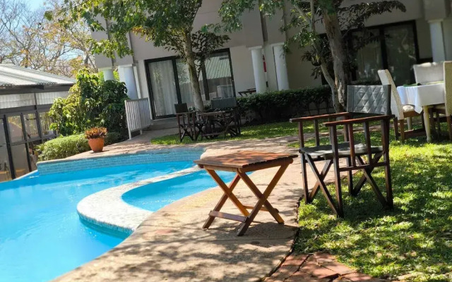 Room in Lodge - Luxury Suite in Zambezi Boutique Lodge 9 With Free Town Tour