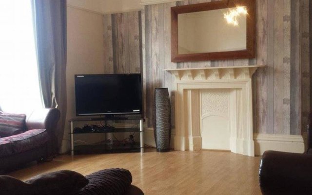 Large 7 bedroom House with Parking near City Centre